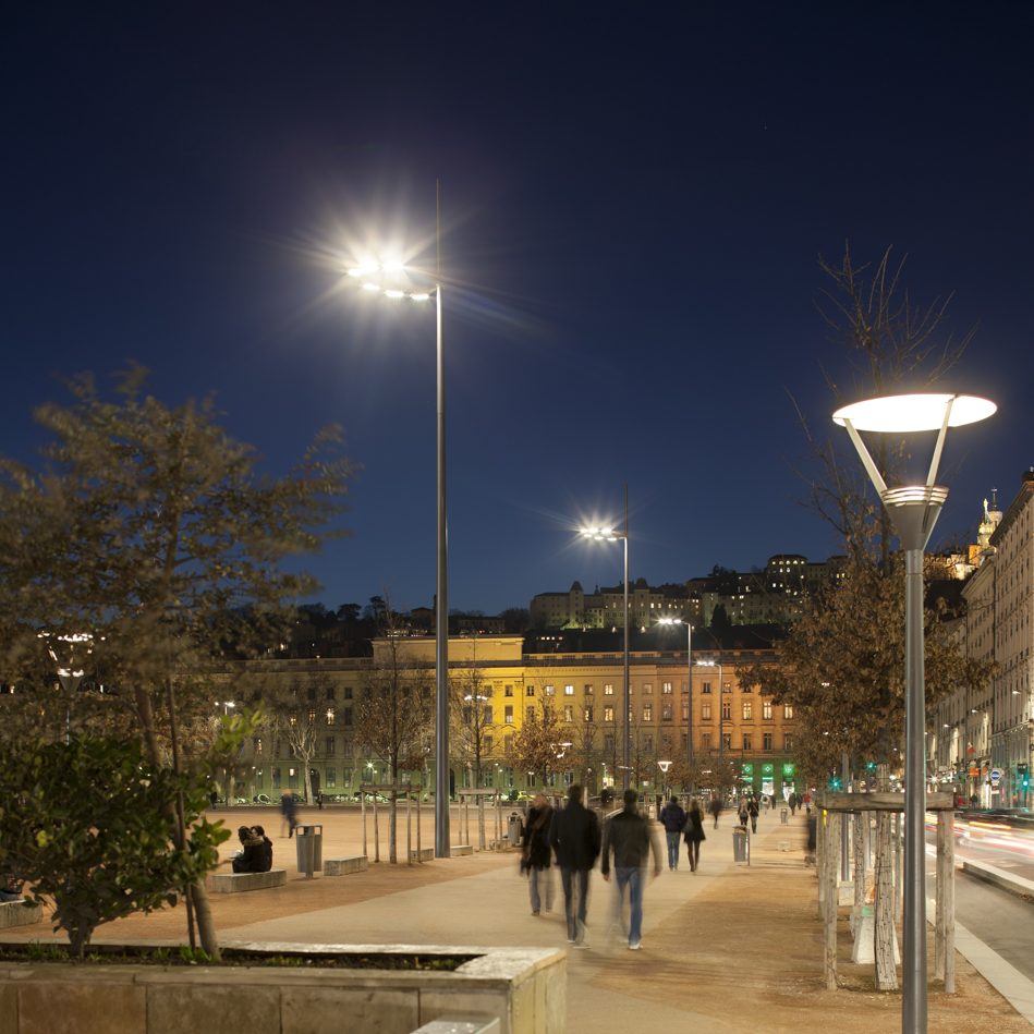 Place Bellecour à Lyon de nuit gestion par système local Citylone