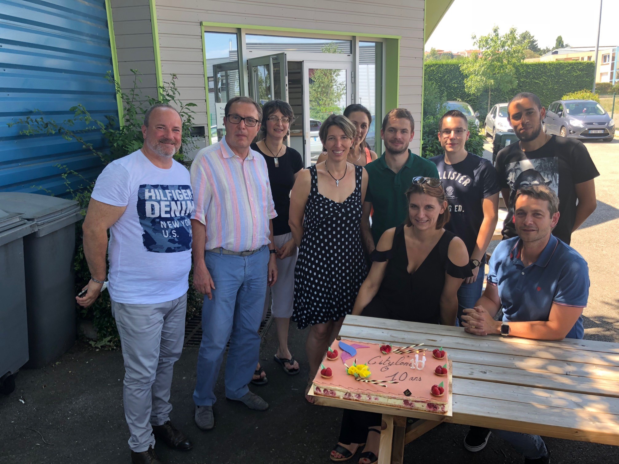 L'équipe Citylone réunie autour du gateau anniversaire de ses 10 ans au soleil